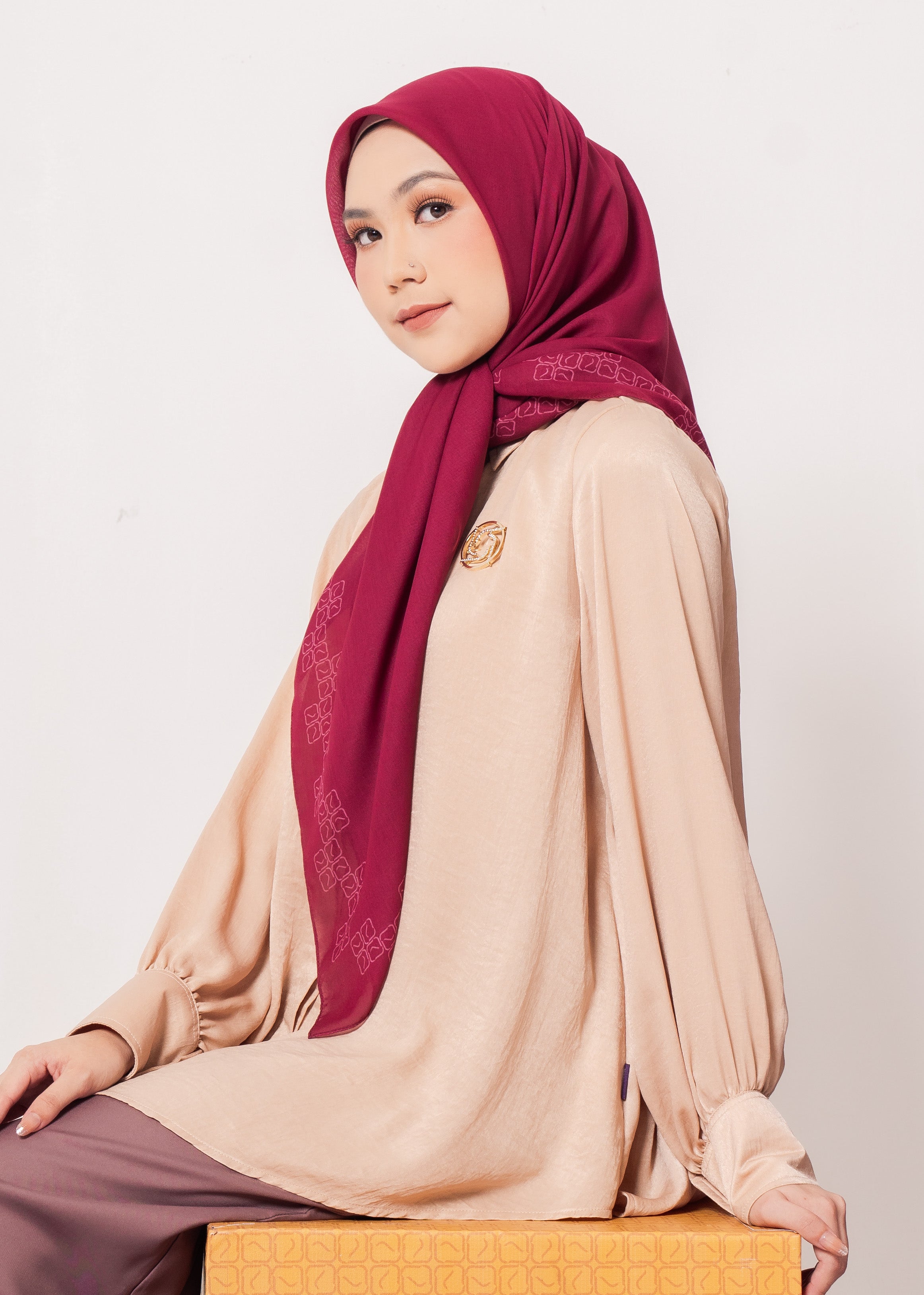 Hijab Kaila L Square Border