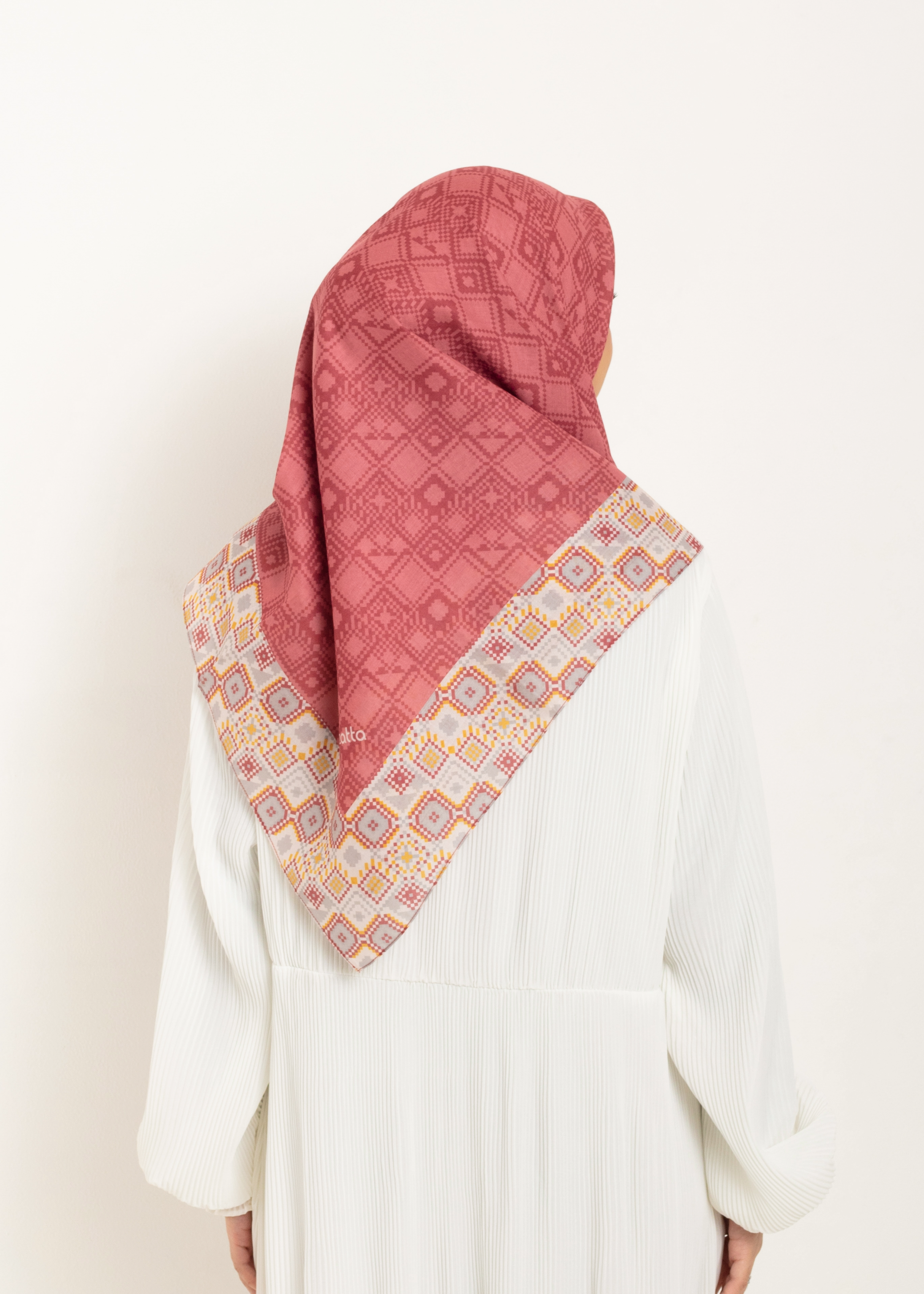 Hijab Segiempat Kaila Wicker