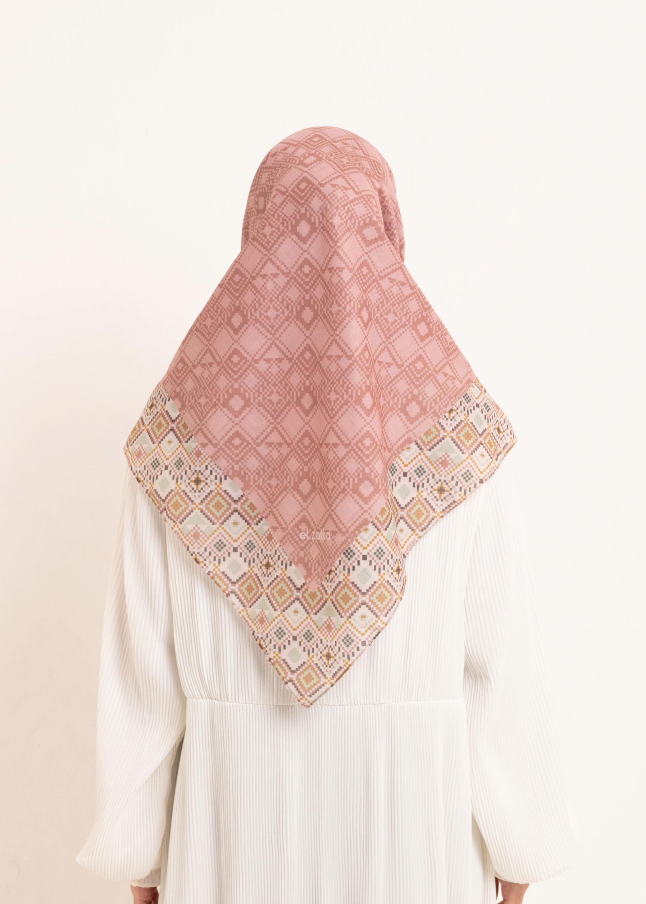 Hijab Segiempat Kaila Wicker