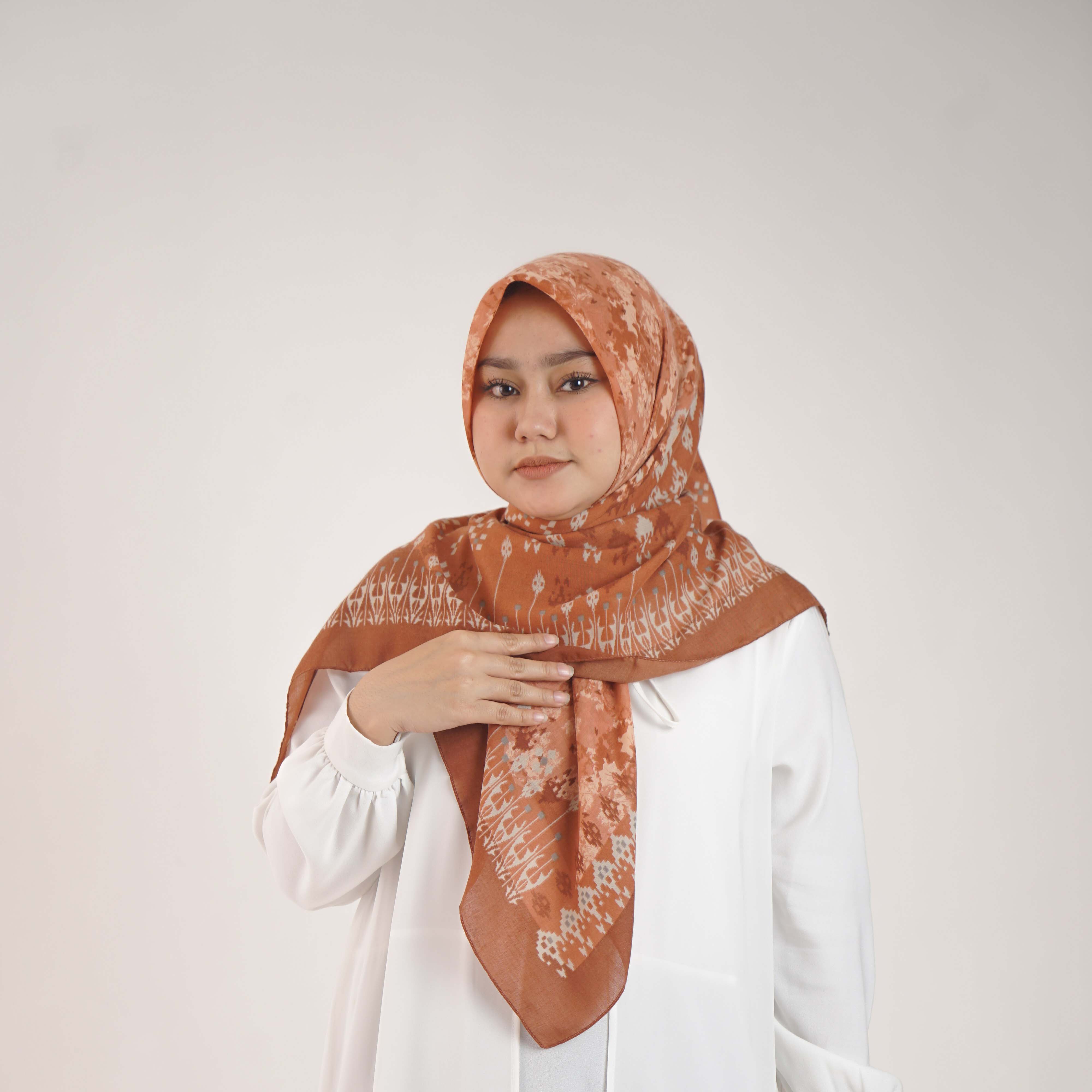 Jilbab Segi Empat Scarf Motif Elzatta Kaila Ikat - Teracotta