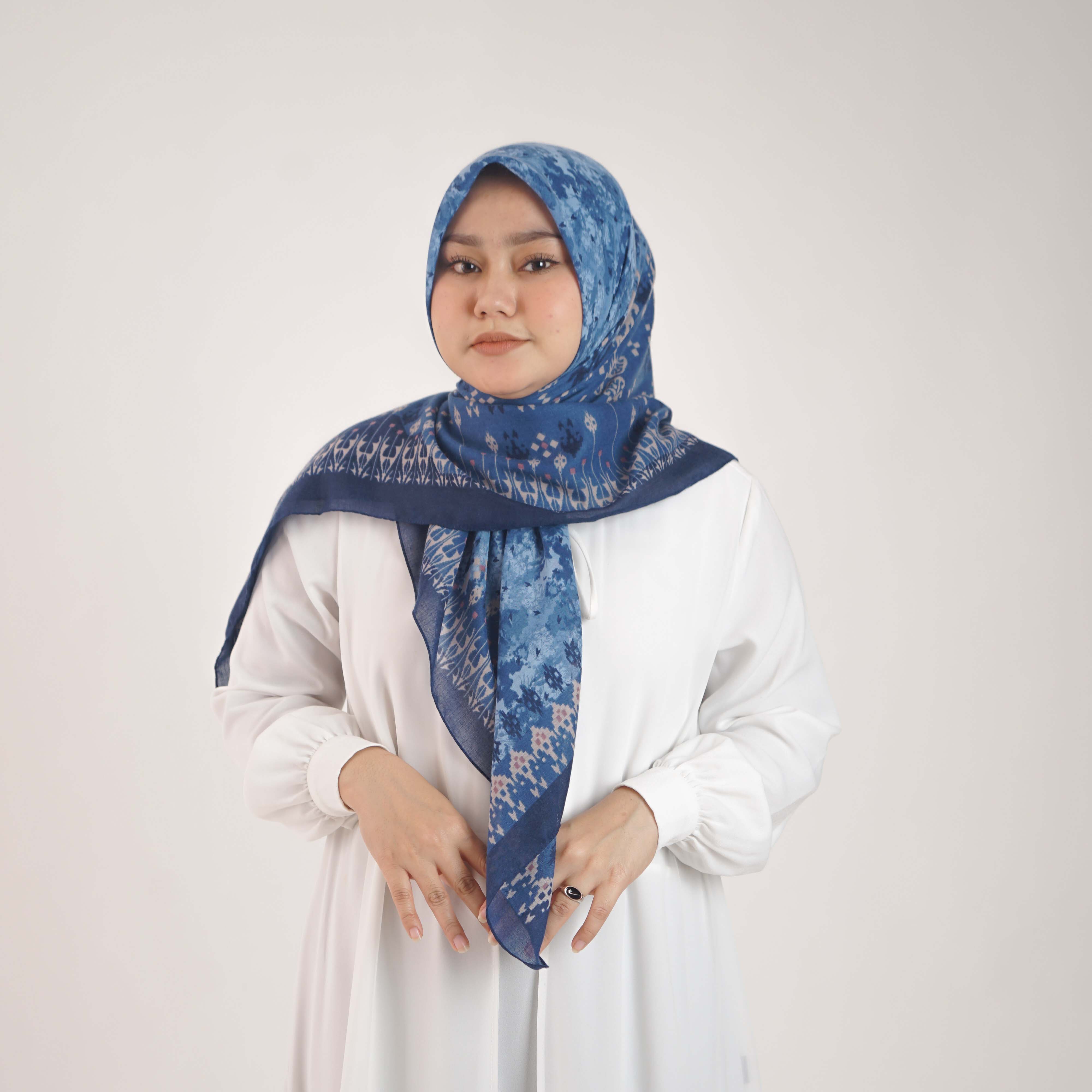 Jilbab Segi Empat Scarf Motif Elzatta Kaila Ikat - Navy