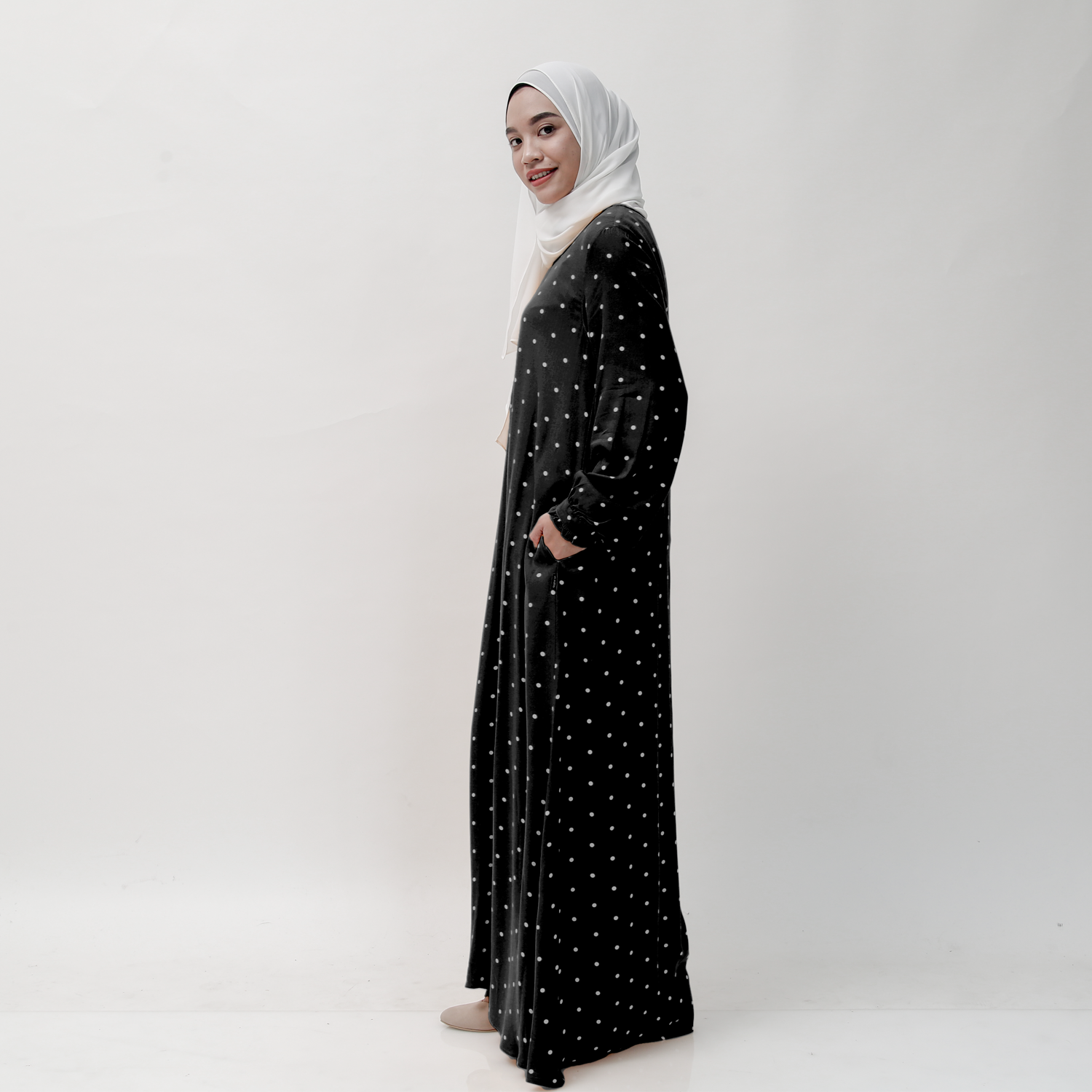 Gamis Manset Frills Rayon Dot - Hitam