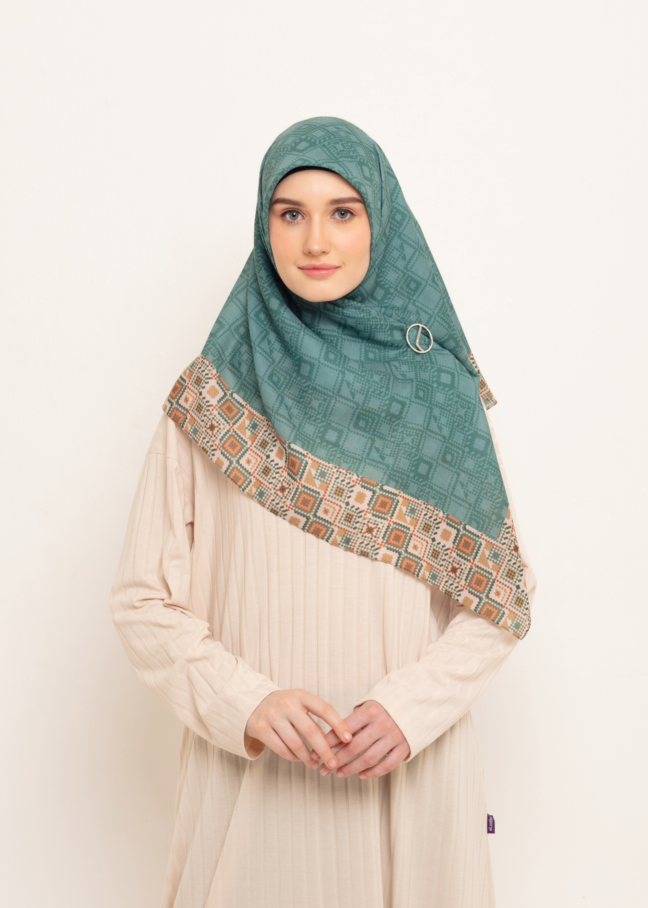 Hijab Segiempat Kaila Wicker