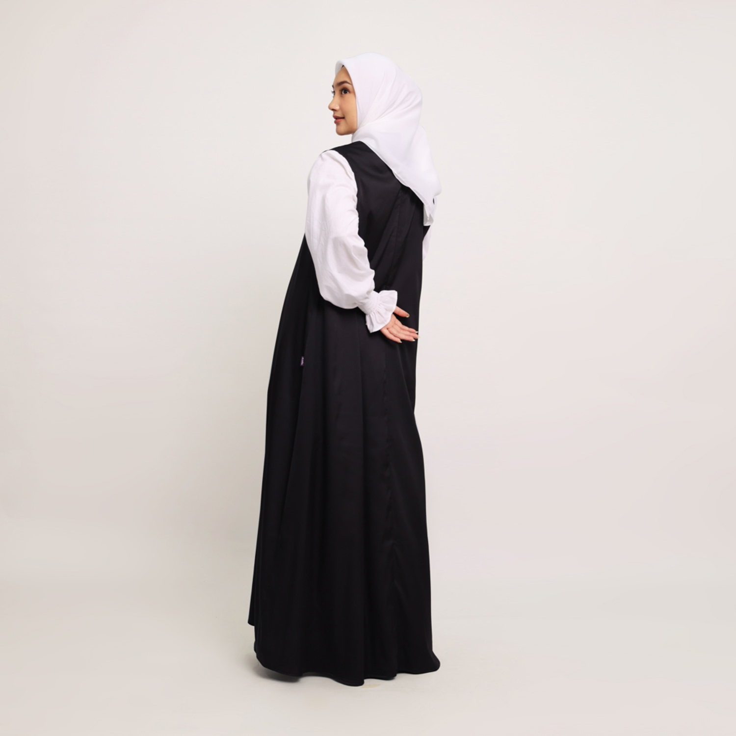 Elzatta Inner Gamis Sleeveless Silk - Hitam