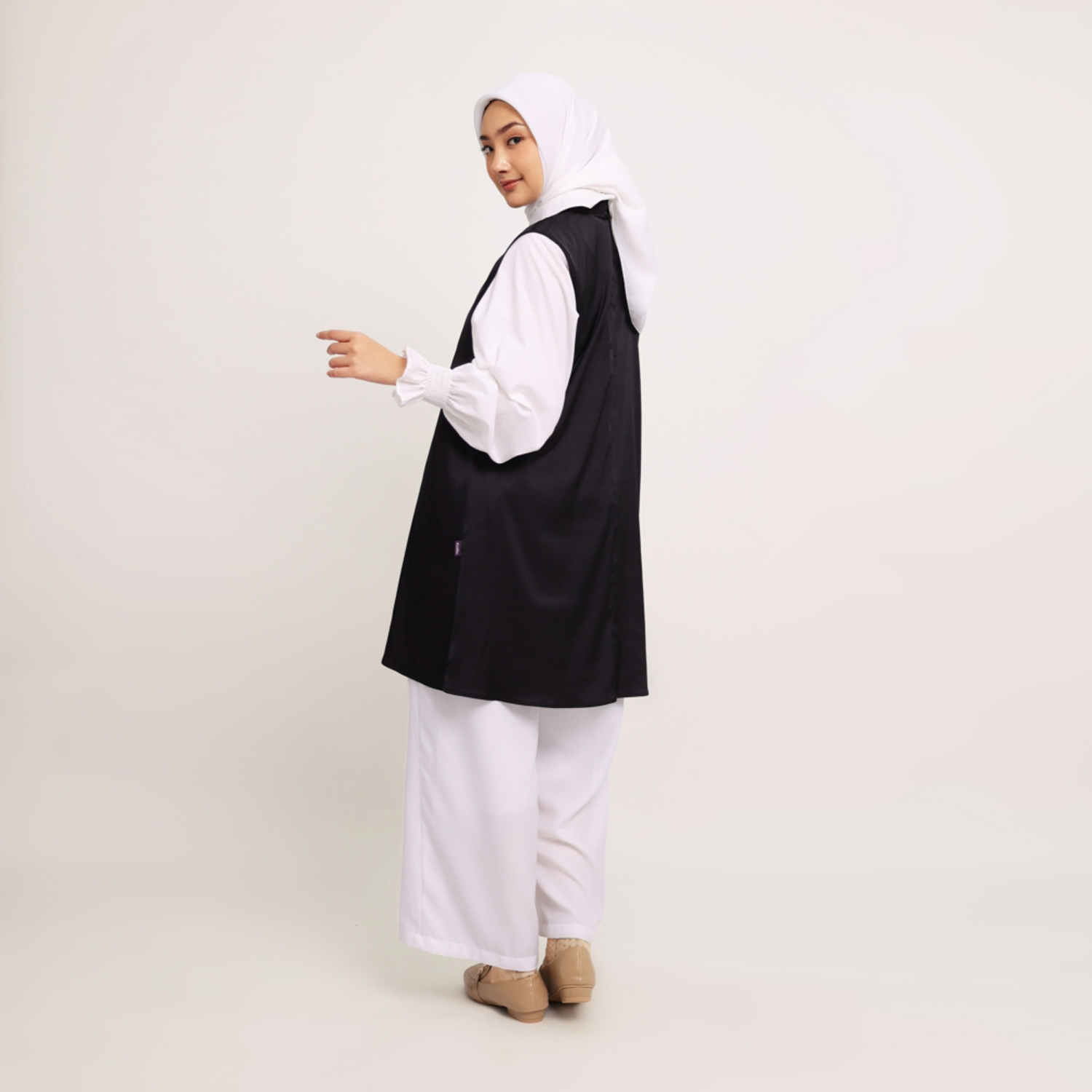 Elzatta Inner Tunik Sleeveless Silk - Hitam