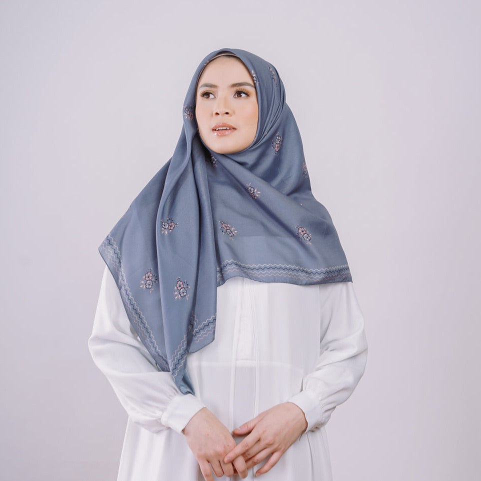 Elzatta Jilbab Segi Empat Scraf Motif Kaila Dara - Dark Grey