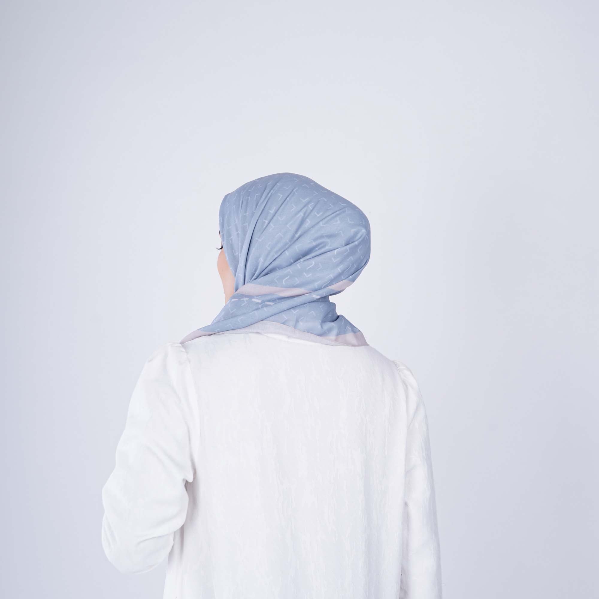 Elzatta Jilbab Segi Empat Scraf Motif Kaila L Monogram - Biru Muda