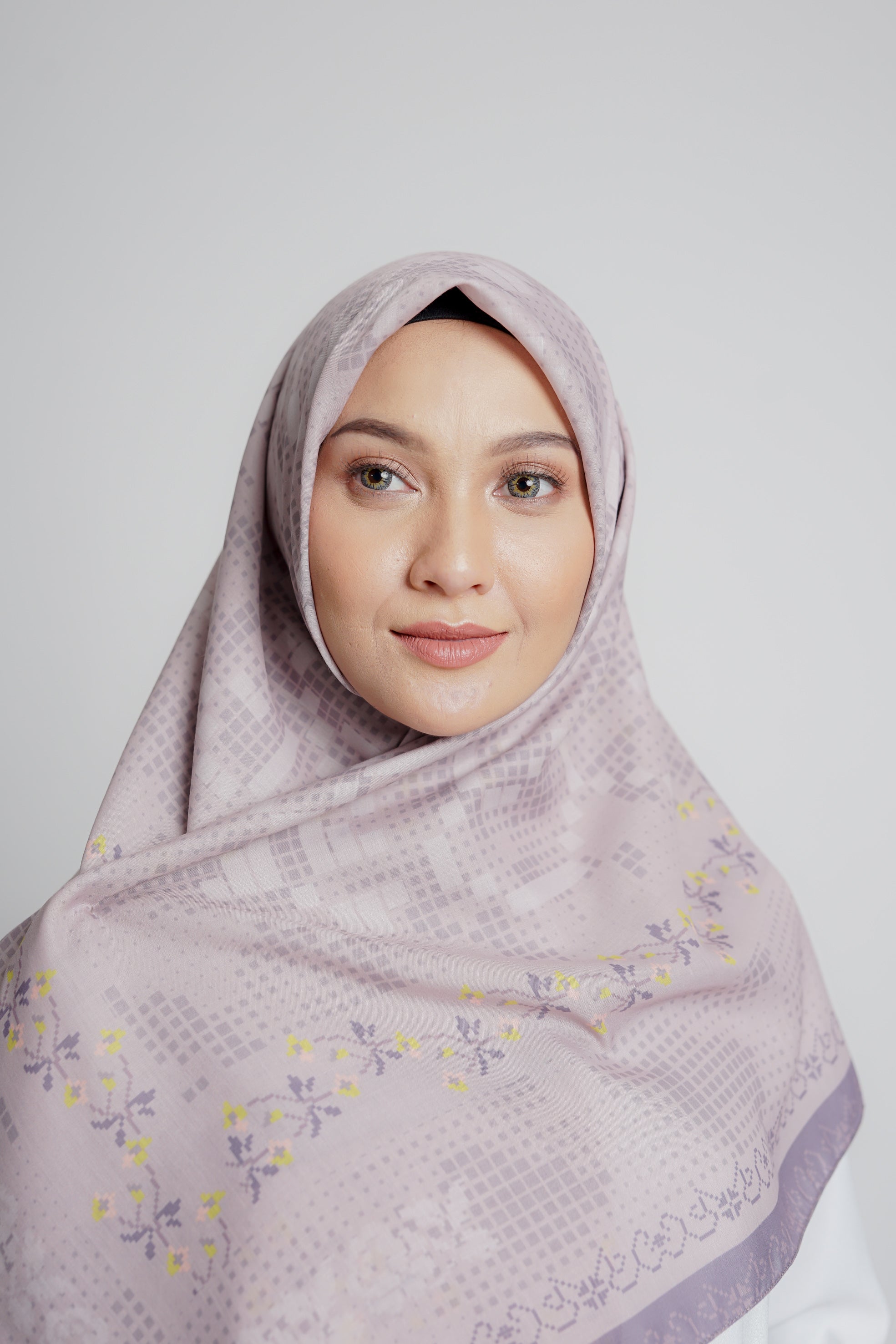 Elzatta - Hijab Segiempat Kaila Pixel Flower - Nude