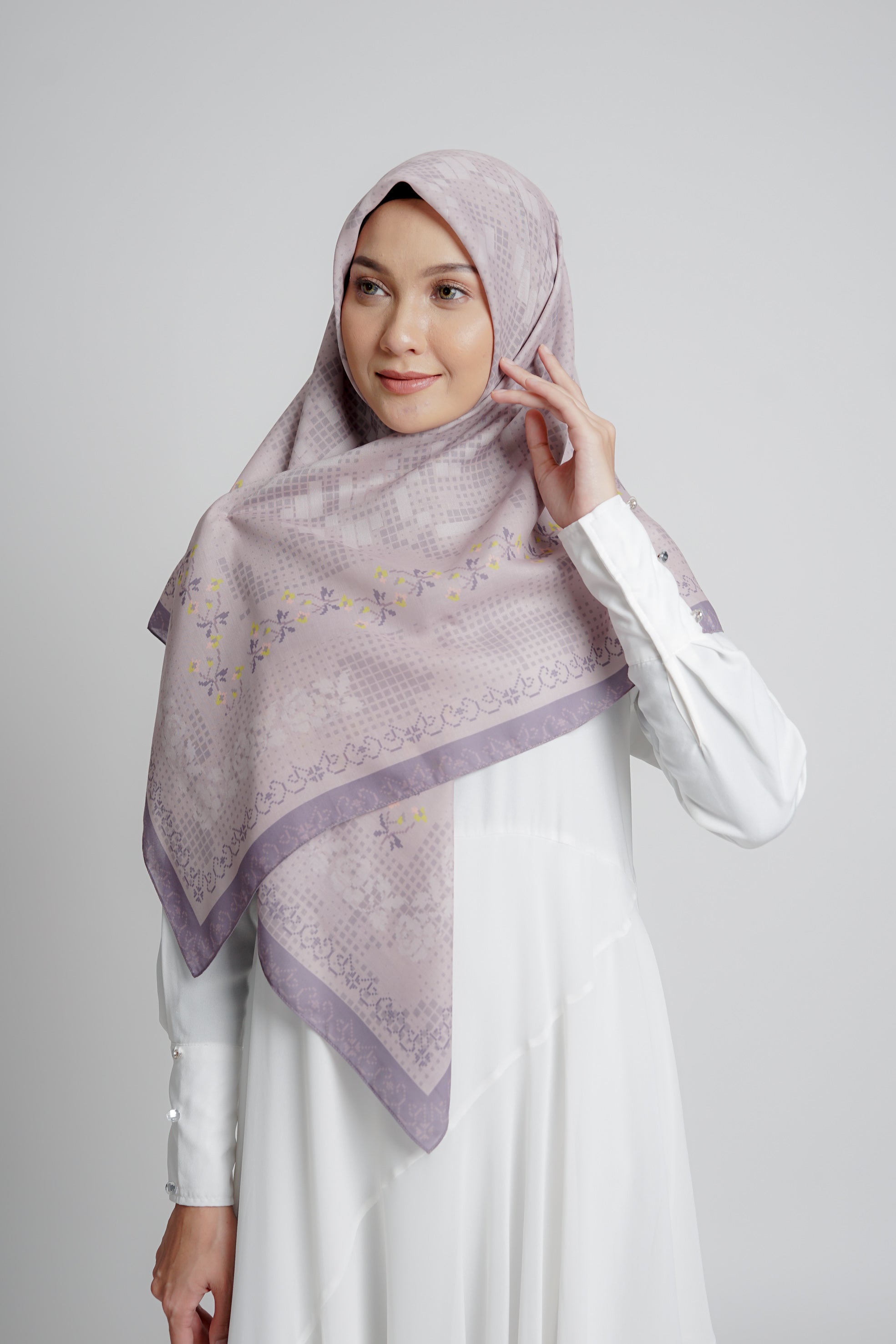 Elzatta - Hijab Segiempat Kaila Pixel Flower - Nude
