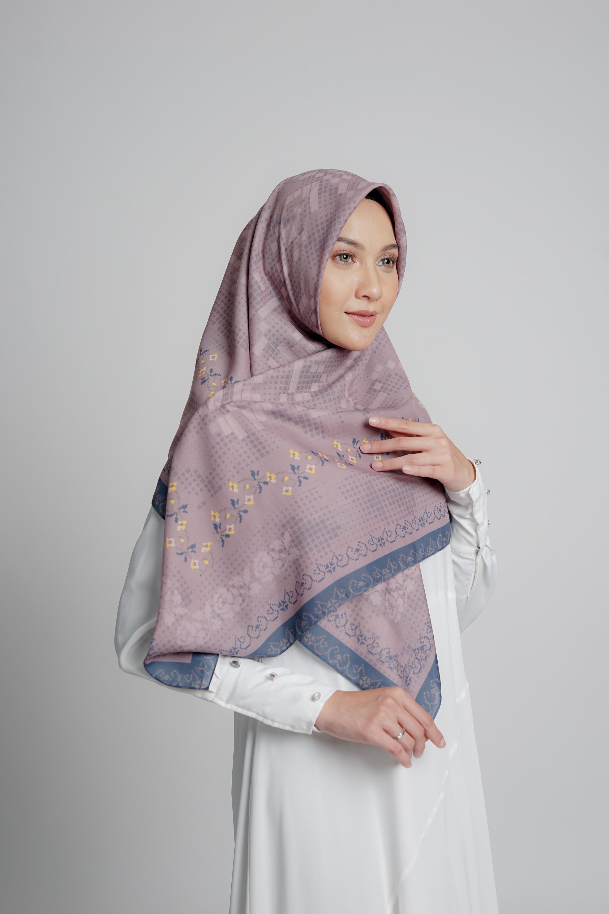 Elzatta - Hijab Segiempat Kaila Pixel Flower - Mocca